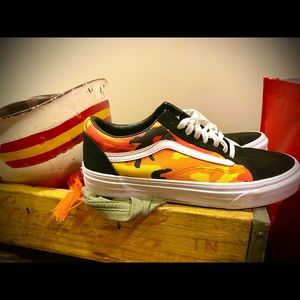 • Vans • Men’s Size: 8.5 • Pop Camo Orange Old Skool